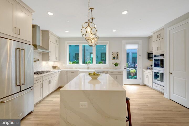 Property Photo: 2609 Winchester Walk VA 22301