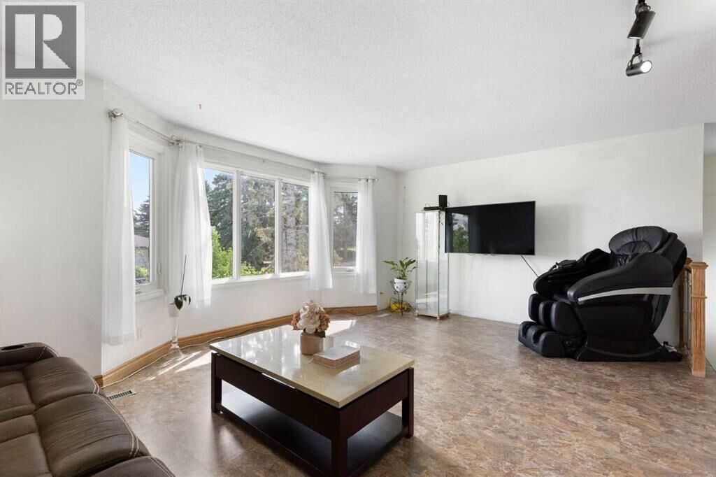 Property Photo:  1016 Hunterdale Place Northwest  AB T2K 4R7 