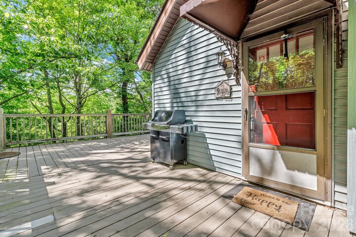 Property Photo: 571 Tsisqua Circle NC 28712