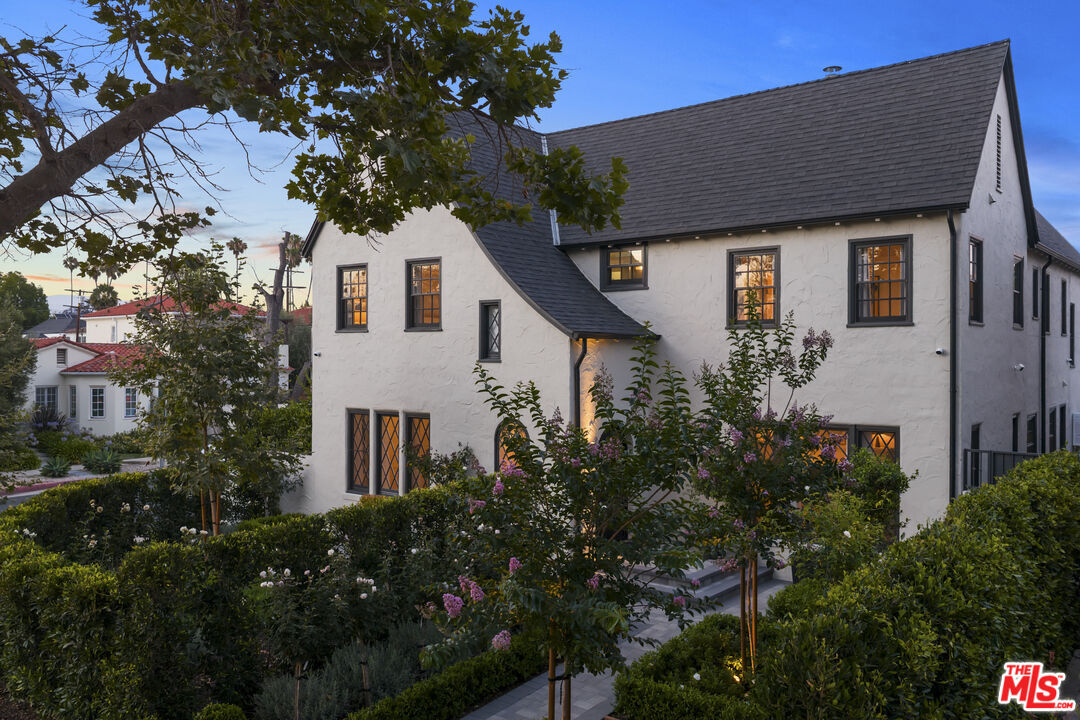 Property Photo:  202 S Citrus Ave  CA 90036 