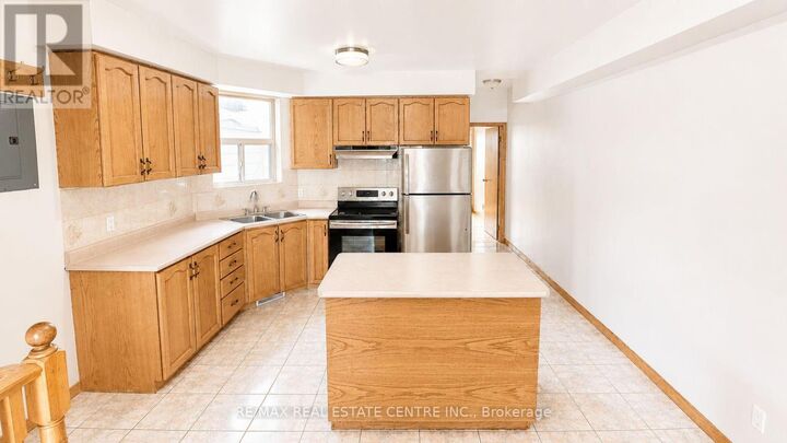 Property Photo:  908 Ossington Avenue Upper  ON M6G 3V1 