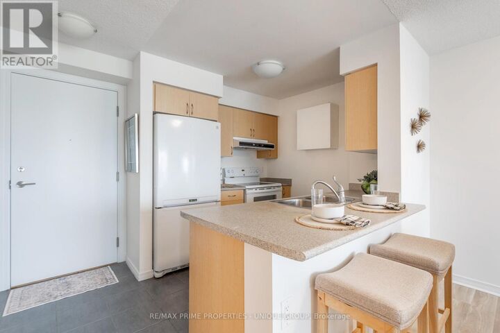 Property Photo:  61 Heintzman Street 908  ON M6P 5A2 