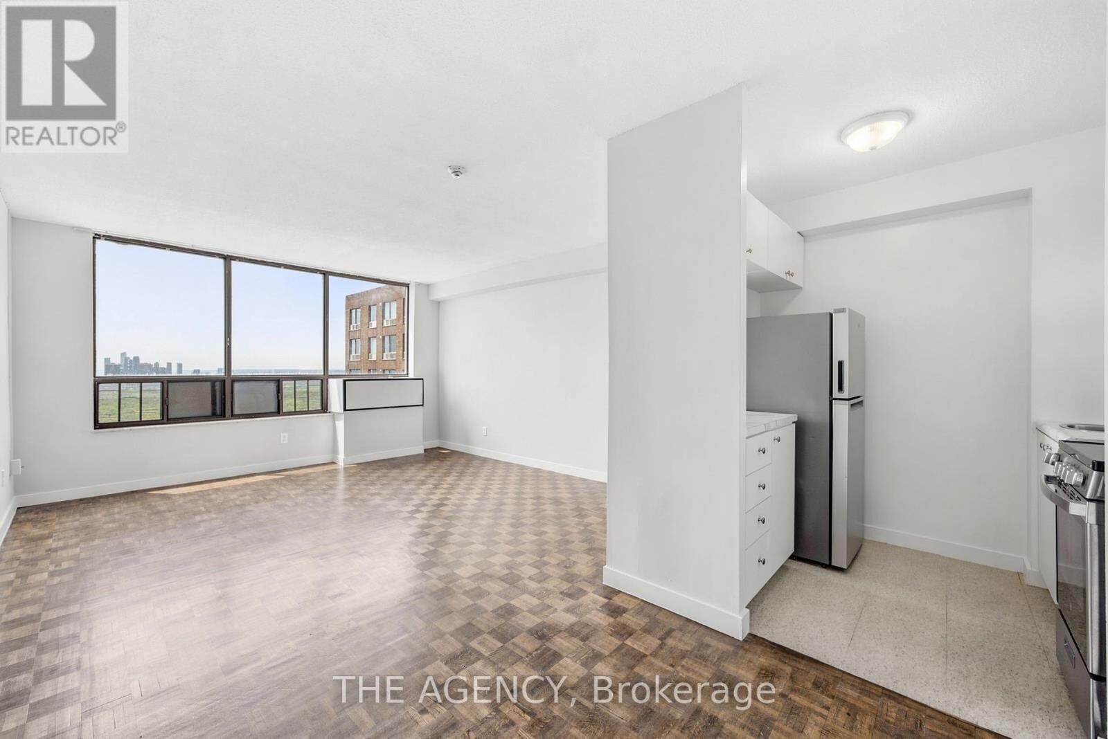 Property Photo: 2360 Dundas Street West 2816B ON M6P 4B2