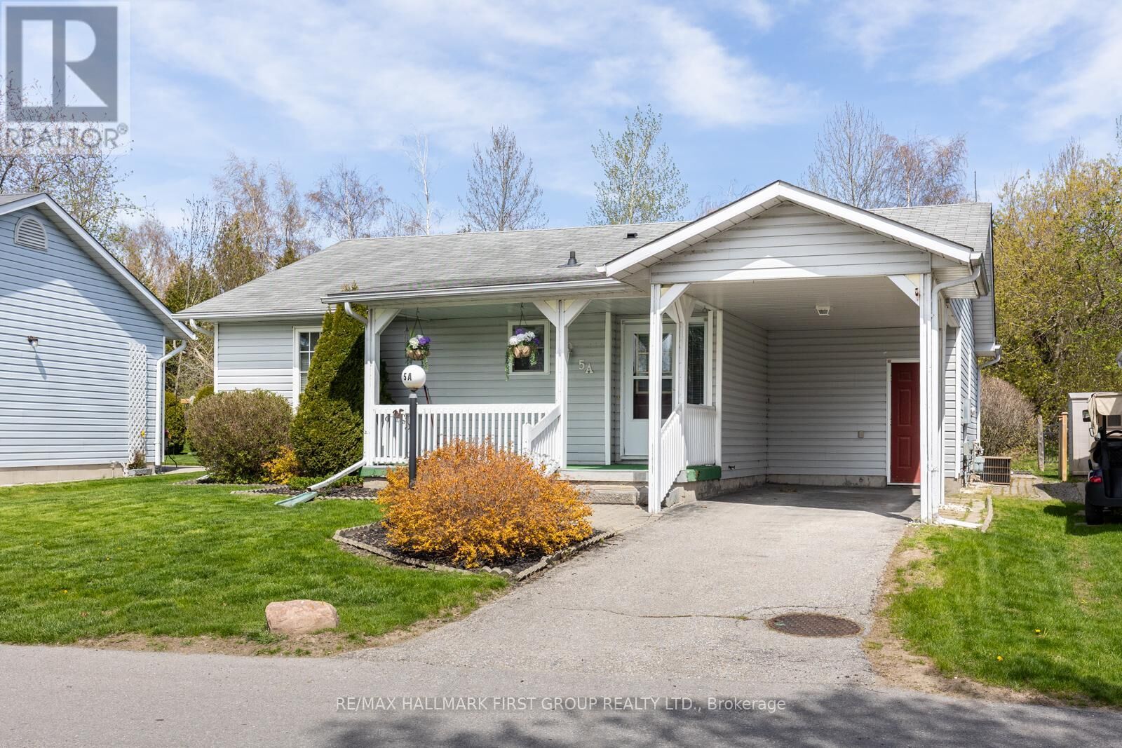 Property Photo:  5A Fairway Drive  ON L1B 1B6 