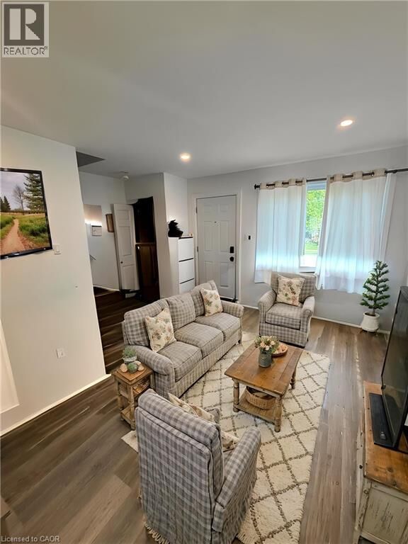 Property Photo:  148 Bishop Street South  ON N3H 2L1 