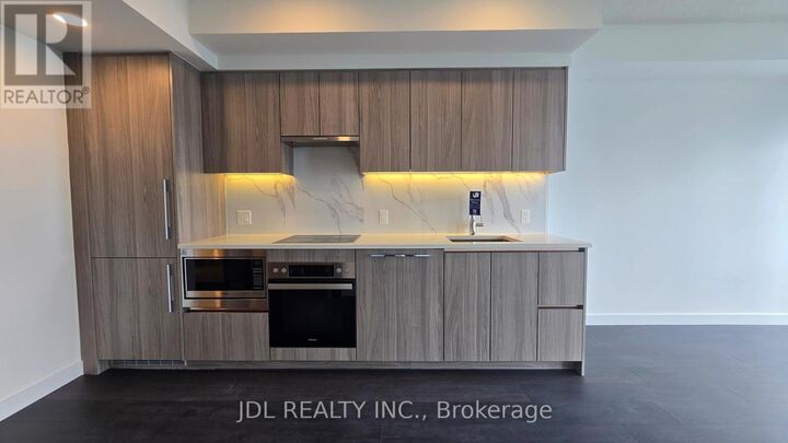 Property Photo: 1 Concord Cityplace Way 3706 ON M5V 0X3