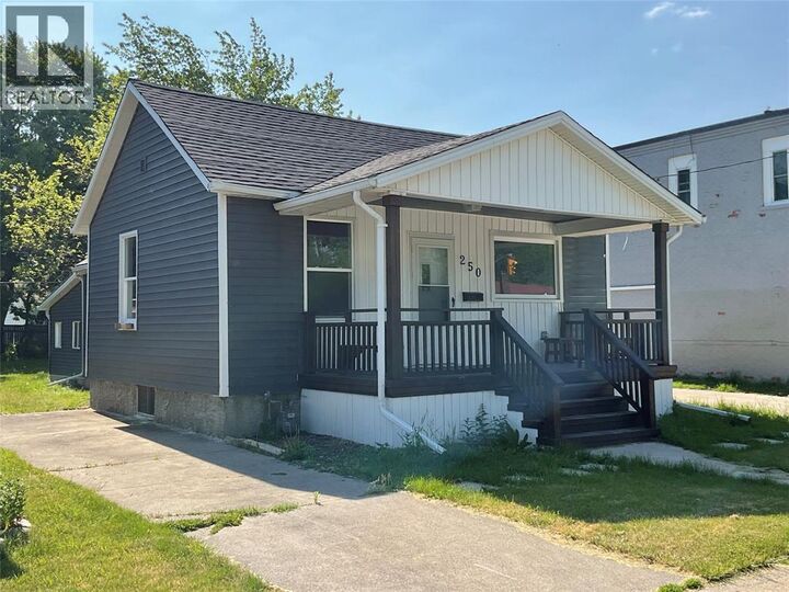 Property Photo:  250 Russell Street South  ON N7T 3L8 