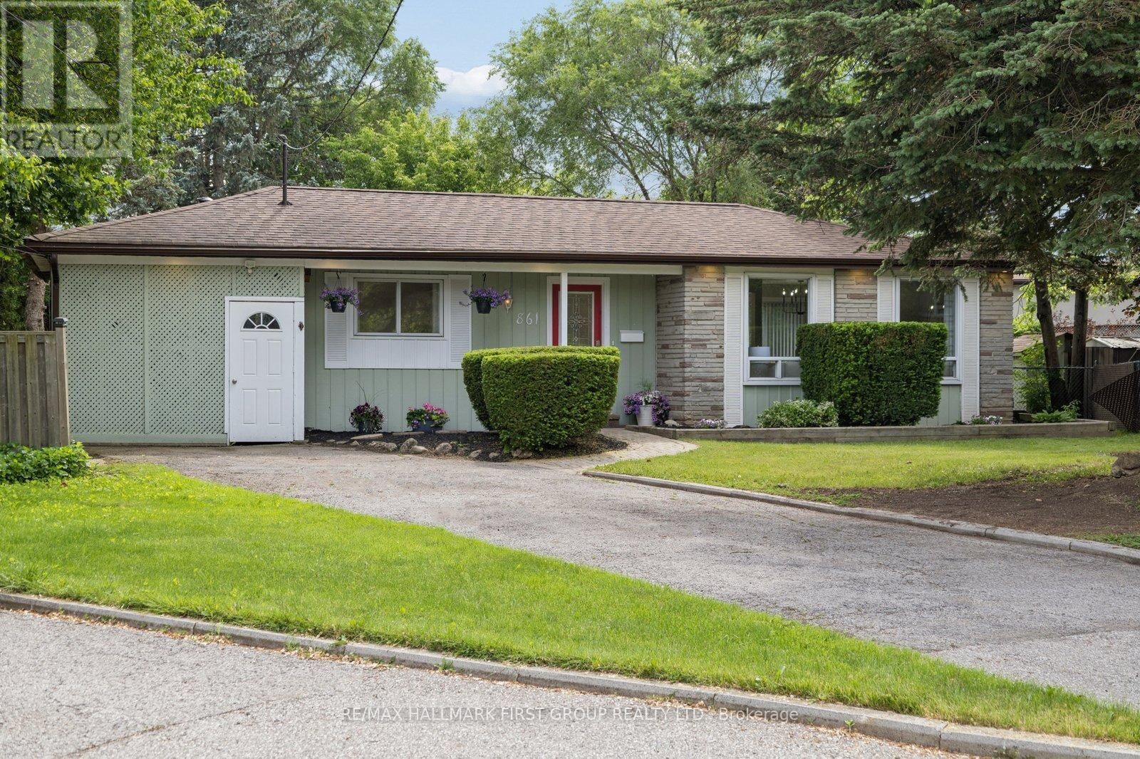 Property Photo:  861 Boxworth Place  ON L1W 2K9 