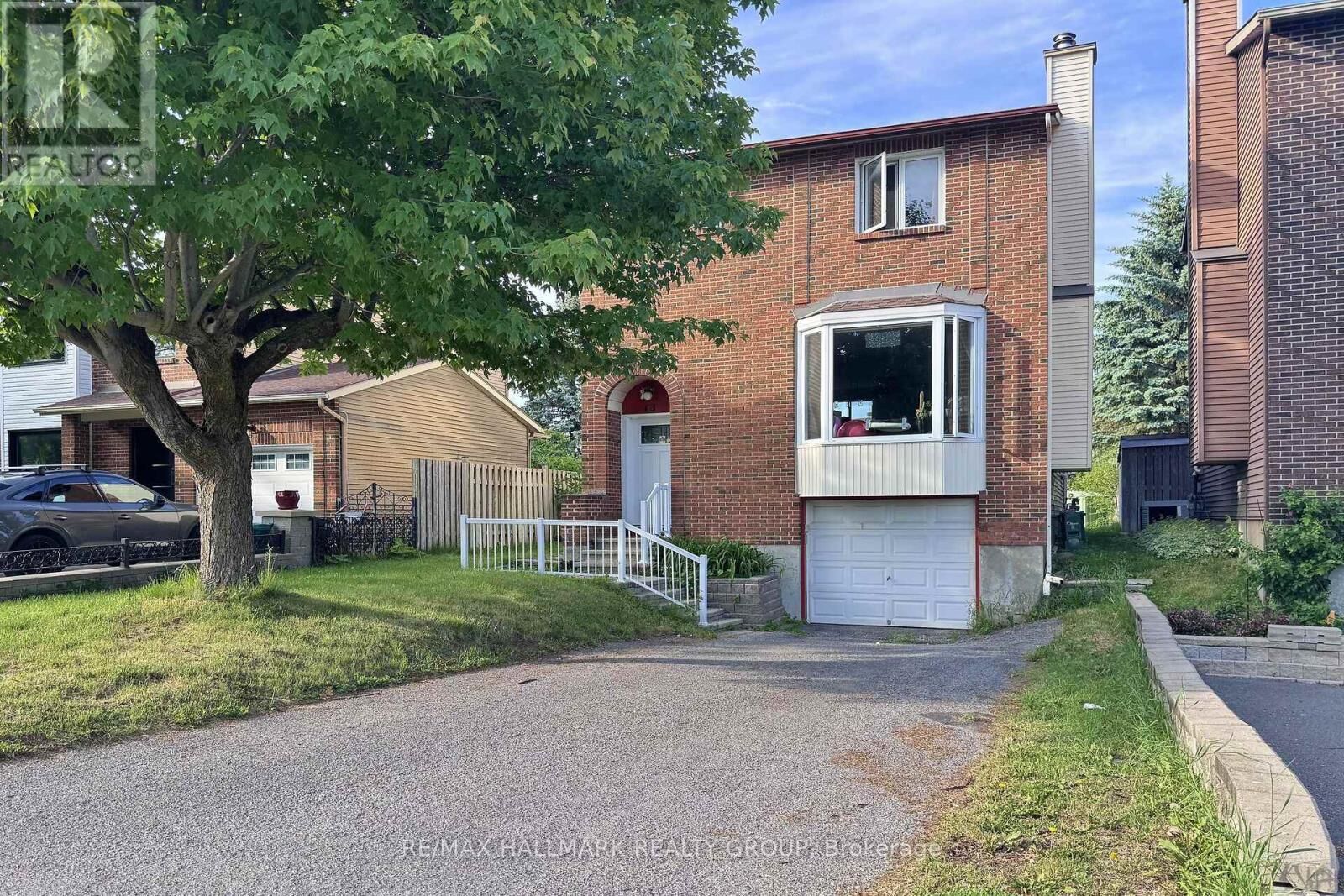Property Photo:  13 Coolspring Crescent  ON K2E 7M7 