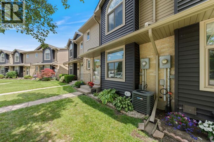 Property Photo:  27 York Crescent 7  ON N7S 6H9 