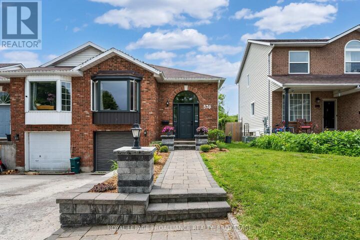 Property Photo:  576 Barnsley Crescent  ON K7M 8X3 