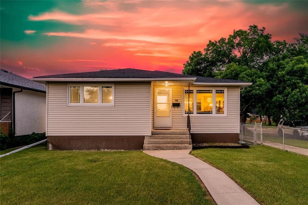 Property Photo:  468 Tinniswood Street  MB R2X 2G4 