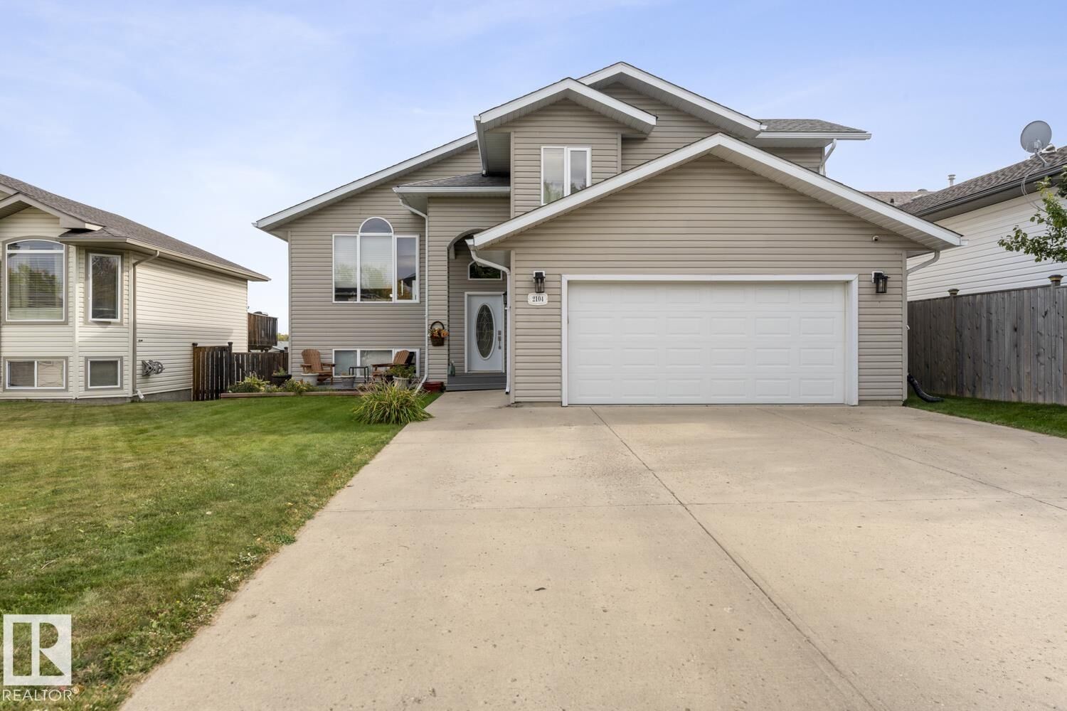 Property Photo:  2104 7 Street  AB T9M 2B9 