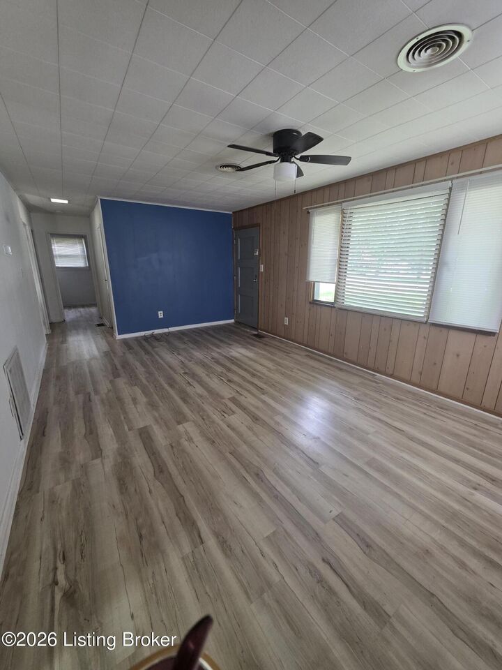 Property Photo: 226 Granvil Dr KY 40218