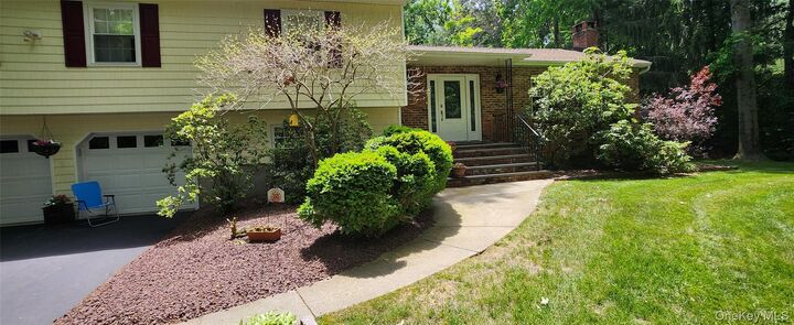 Property Photo:  32 Queen Anne Lane  NY 12590 