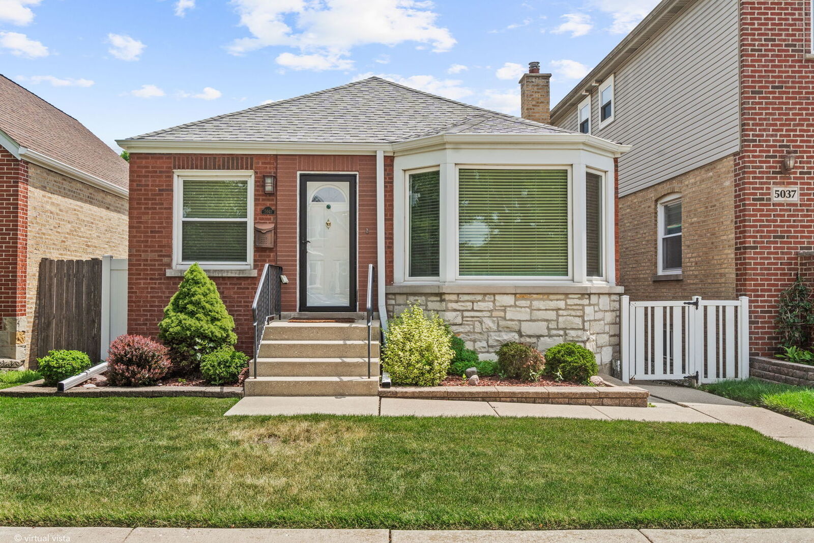 Property Photo:  5041 N New England Avenue  IL 60656 