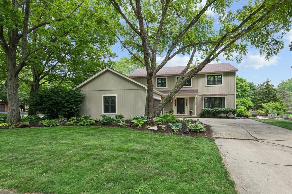 Property Photo: 1040 N Charles Street IL 60563
