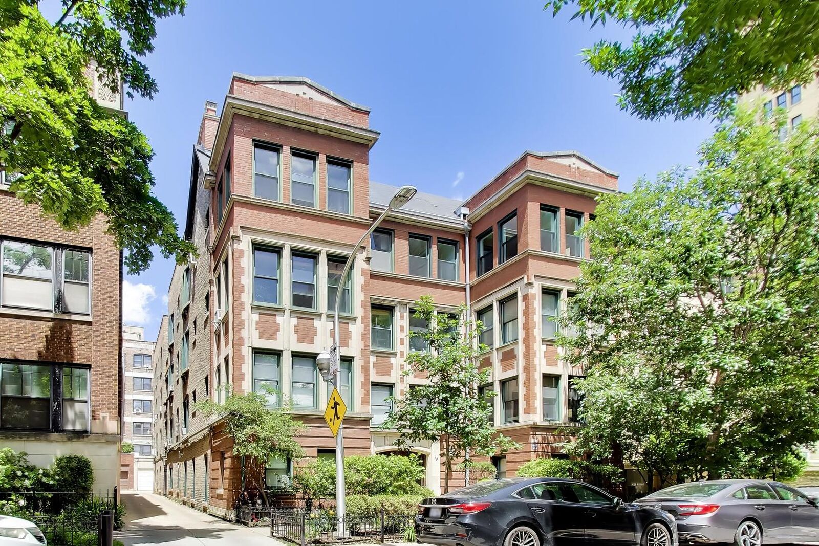 Property Photo: 434 W Aldine Avenue 3A IL 60657