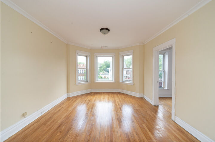 Property Photo: 921 N Leclaire Avenue IL 60651