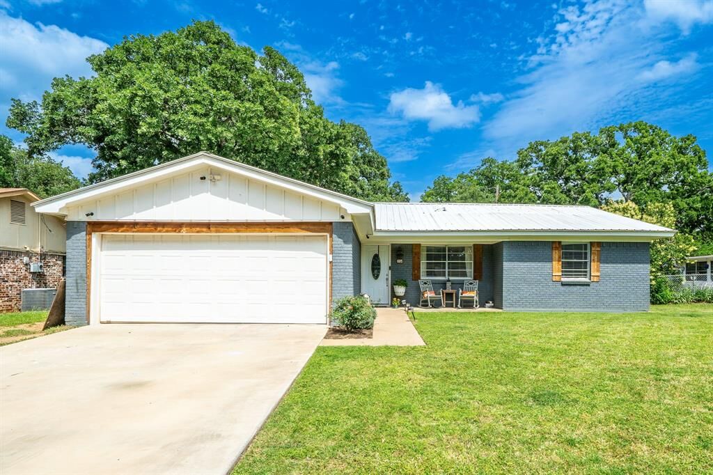 Property Photo:  605 28th Avenue  TX 76067 