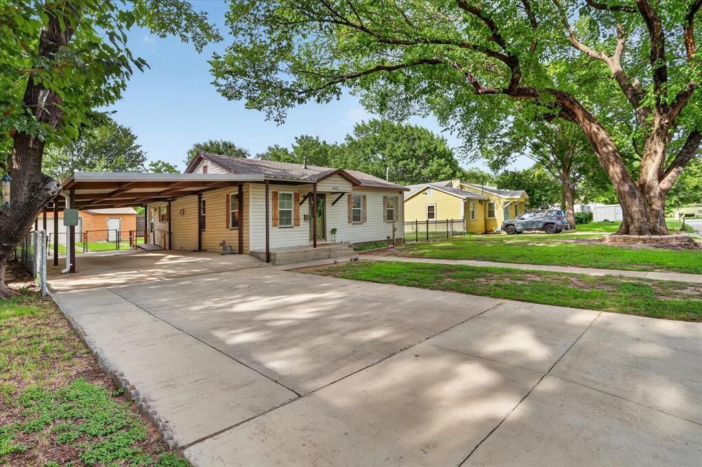 Property Photo:  5608 Watters Place  TX 76114 