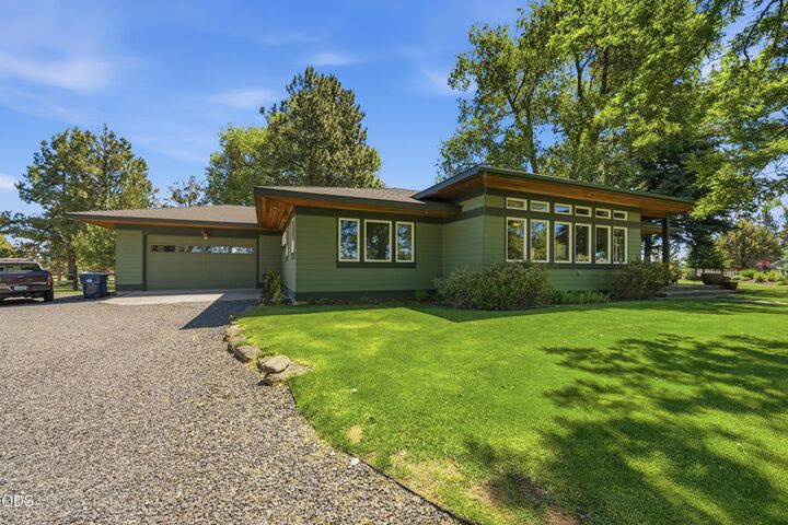 Property Photo: 6967 SW Quarry Avenue OR 97756