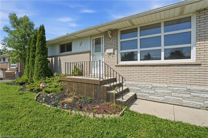 Property Photo:  127 Wellington Street  ON L3B 1B2 