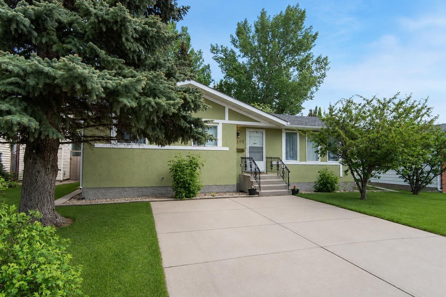 Property Photo: 105 Bell Street AB T4R 1L6