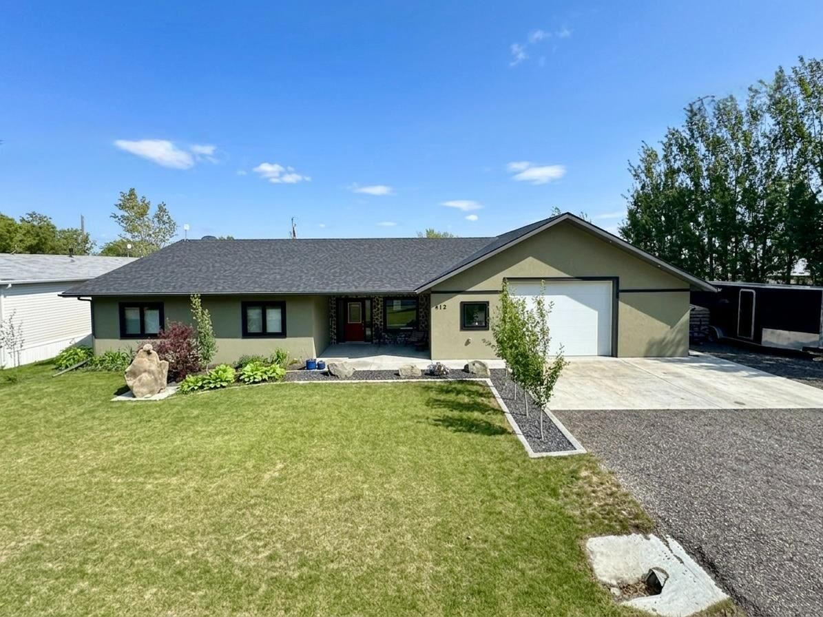 Property Photo: 412 Queen Avenue AB T0L 1M0