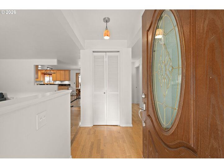 Property Photo: 865 E 43rd Ave OR 97405