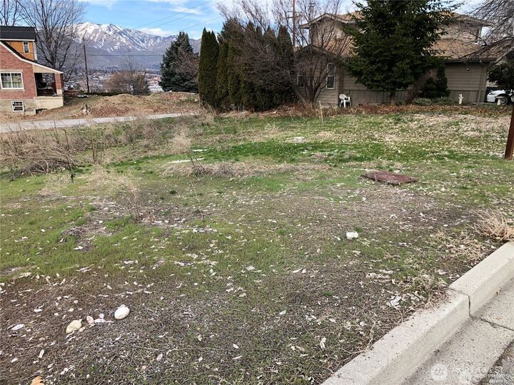 Property Photo: 1084 Corum Circle WA 98802