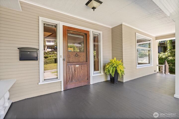 Property Photo:  938  18th Avenue E  WA 98112 