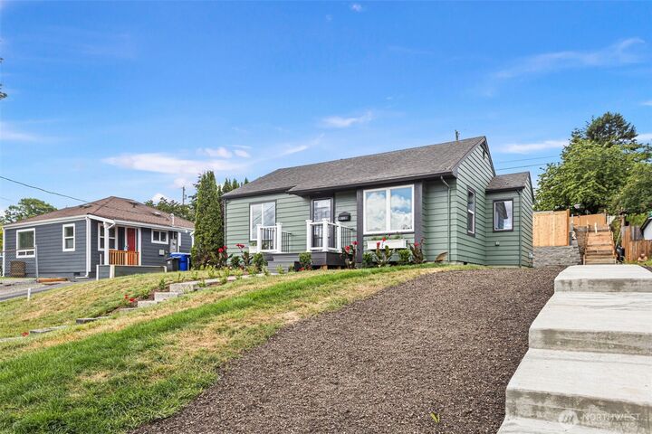 Property Photo:  1624  Pine Street 1  WA 98201 