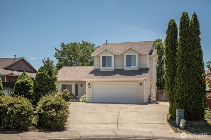Property Photo: 808 Acacia Lane WA 98926