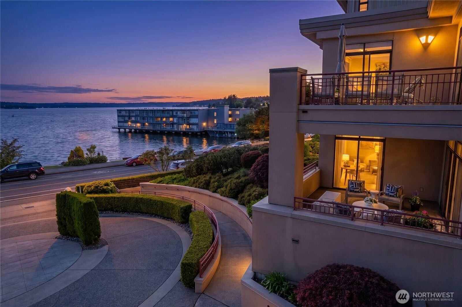 Property Photo:  528  Lake Street S A101  WA 98033 