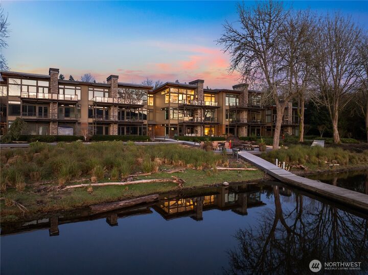 Property Photo:  4323 E Lake Sammamish Parkway SE 4323  WA 98029 