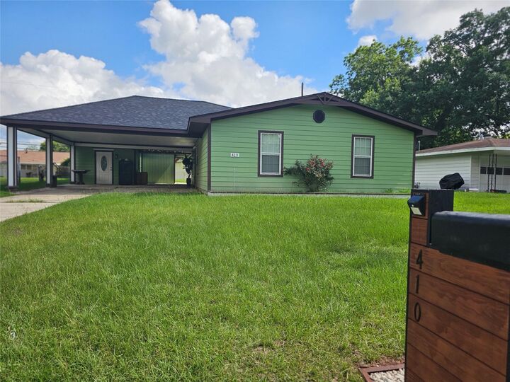 Property Photo: 410 Crepe Myrtle Ave. TX 77630