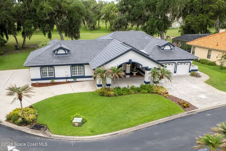Property Photo: 802 Florencia Circle FL 32780