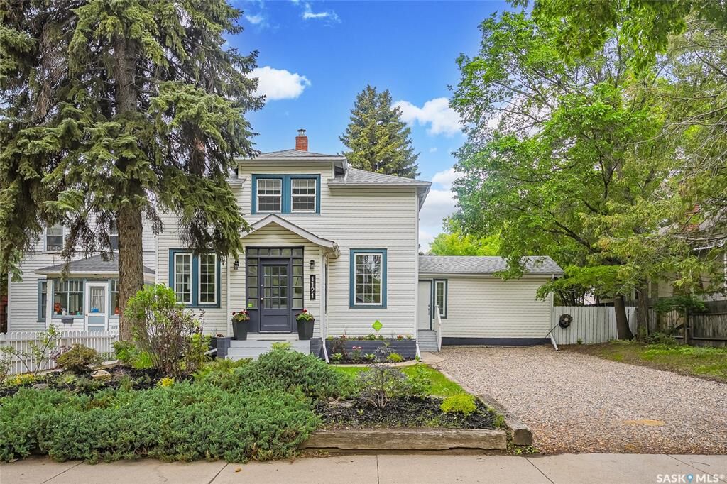 Property Photo: 1121 B Avenue N SK S7L 1G2