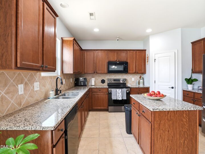 Property Photo: 8128 Hovingham Way NC 27616
