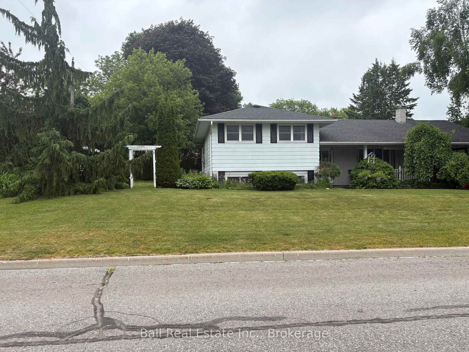 Property Photo: 220 Ireton Street ON K0L 1L0