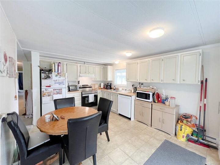 Property Photo: 406 Matchlee Dr BC V0R 1G0