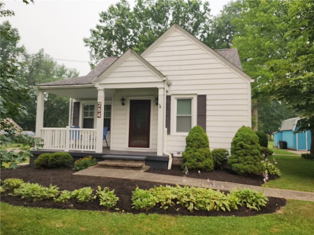Property Photo:  254 Fairmont Dr  PA 16148 
