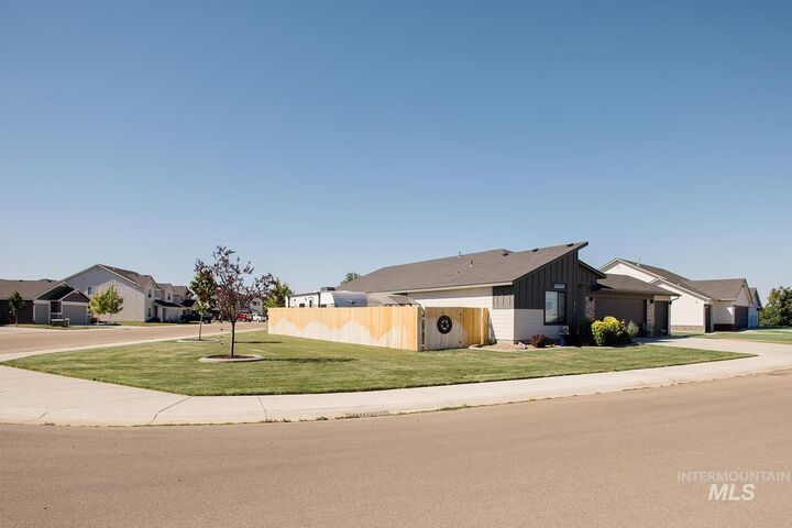 Property Photo: 930 SW Lago ID 83647