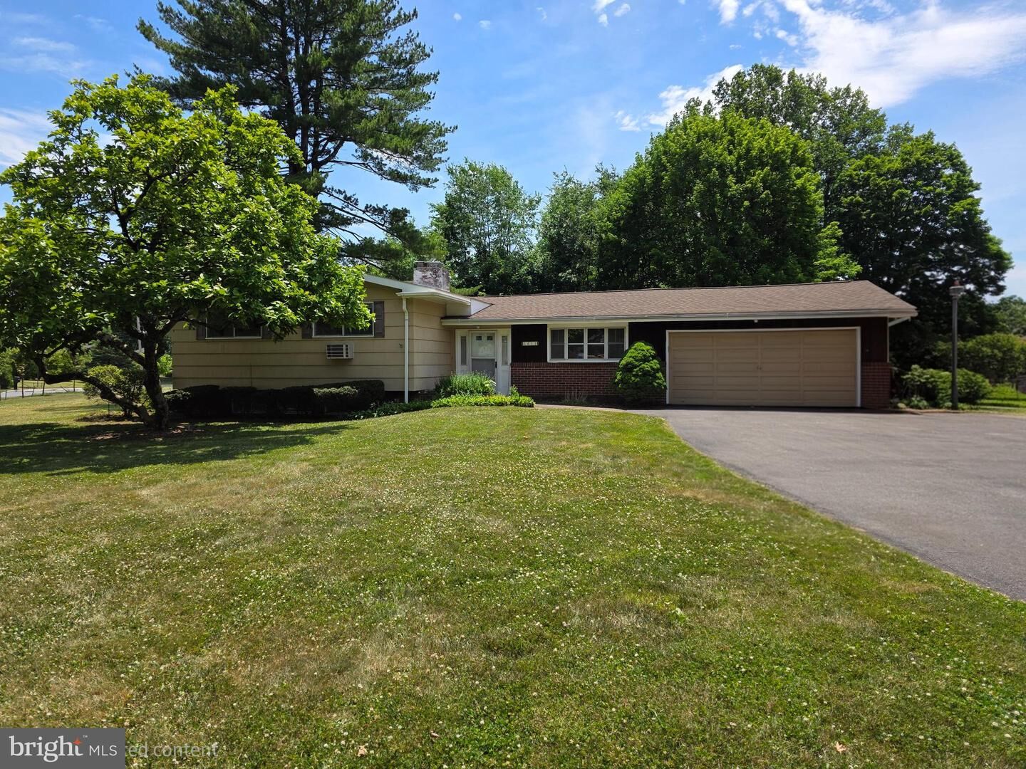 Property Photo: 1611 Mark Twain Cir PA 18017