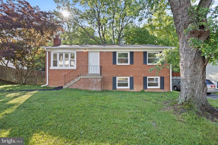 Property Photo: 13907 Lynhurst Drive VA 22193