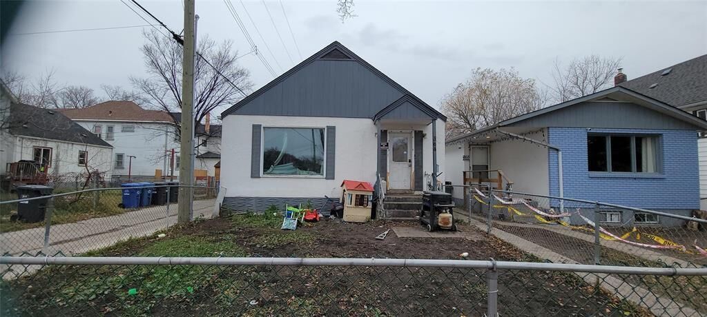 Property Photo:  364 Anderson Avenue  MB R2C 1E7 