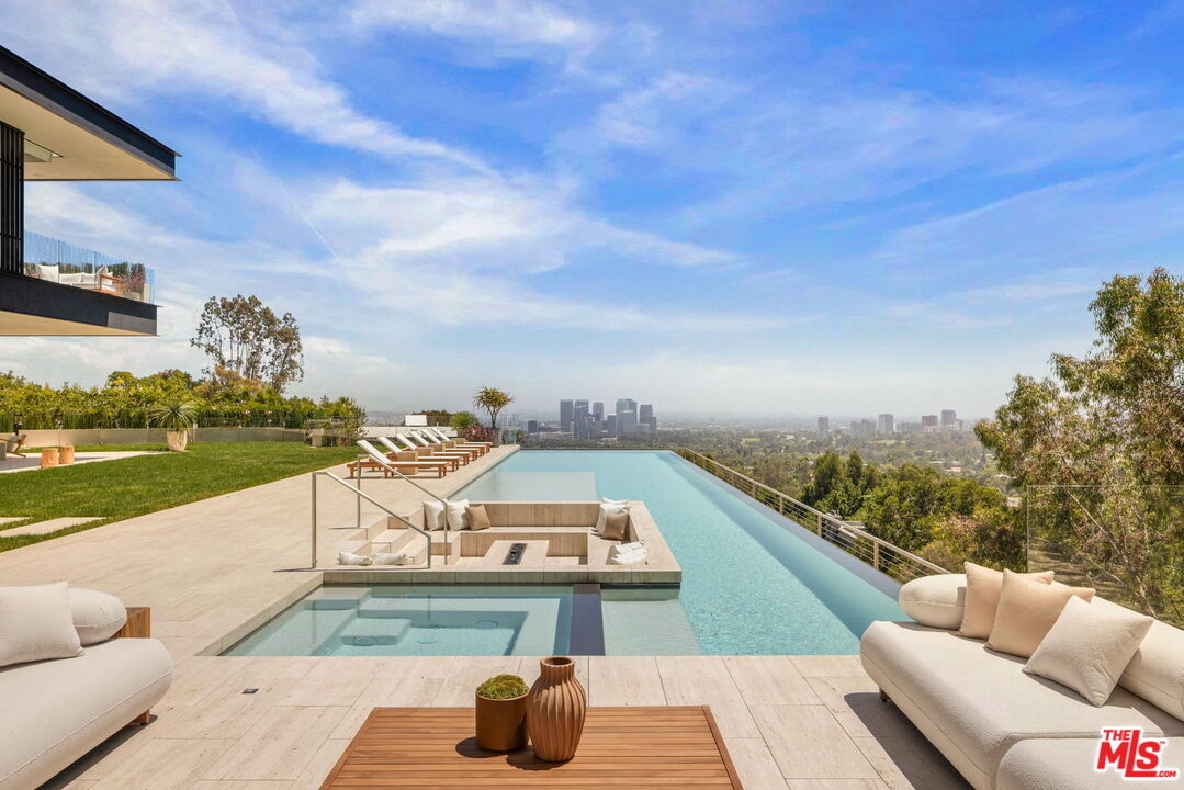Property Photo:  1357 Laurel Way  CA 90210 