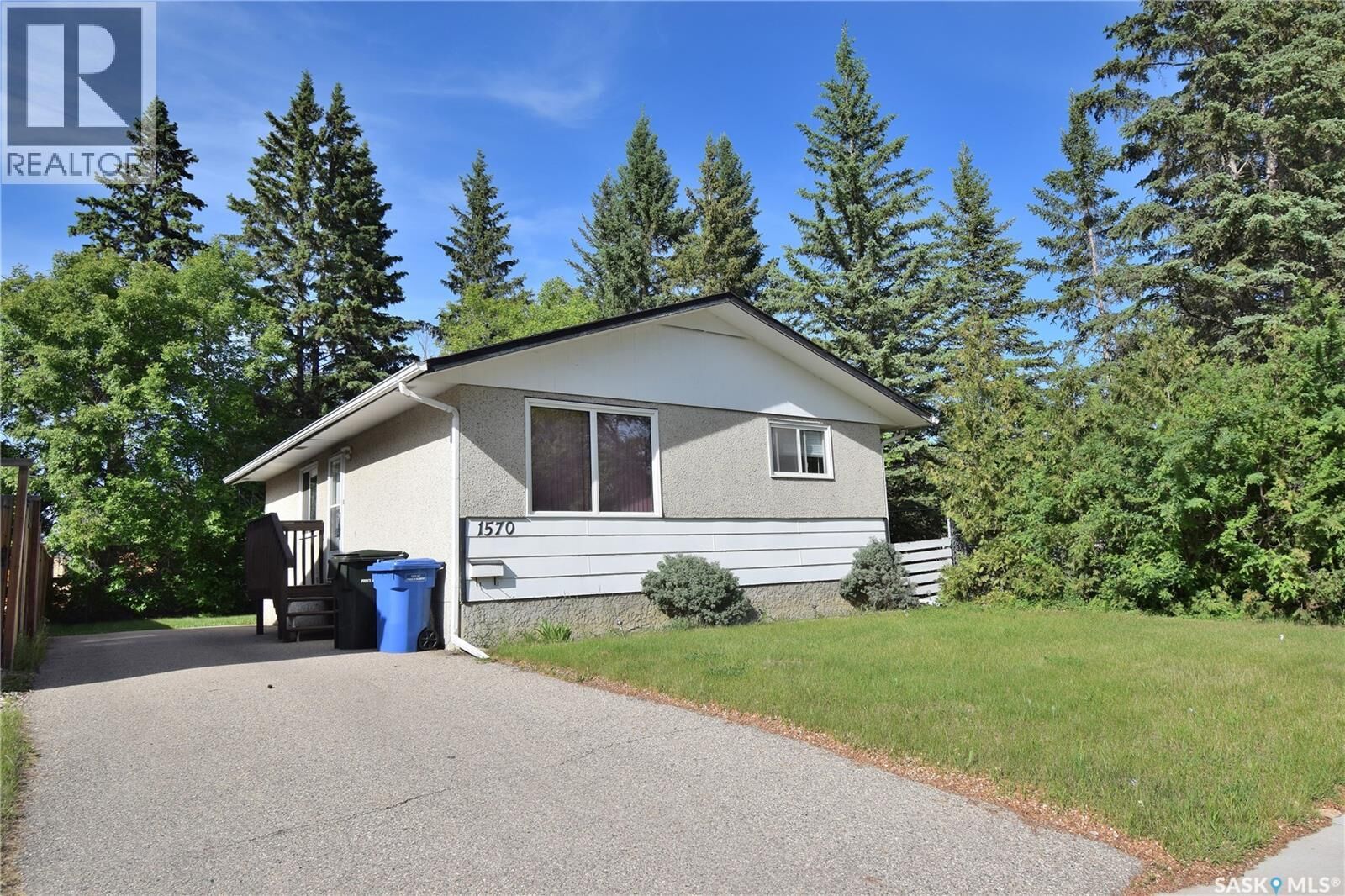 Property Photo: 1570 4th Street E SK S6V 6K4
