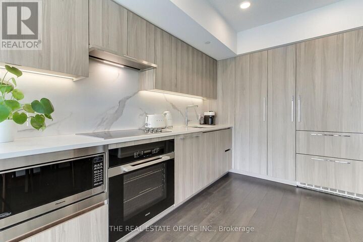 Property Photo: 1 Concord Cityplace Way ON M5V 0X3